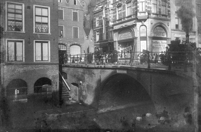 83659 Afbeelding van een stoombrandspuit van de gemeentelijke brandweer op de Maartensbrug over de Oudegracht te ...